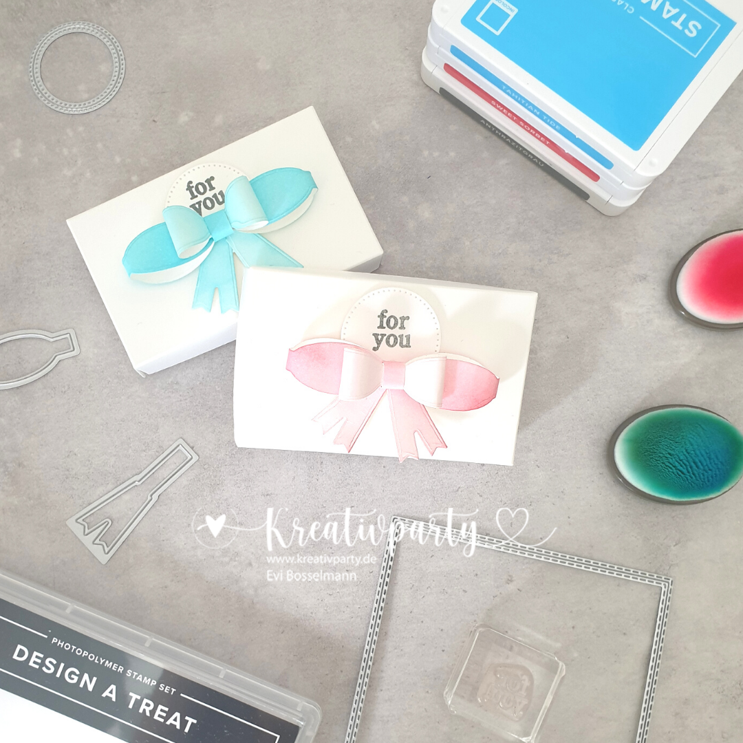 Kleine Geschenkschachtel mit Doppelschleife mit den Stanzformen "Mini-Versandtasche"